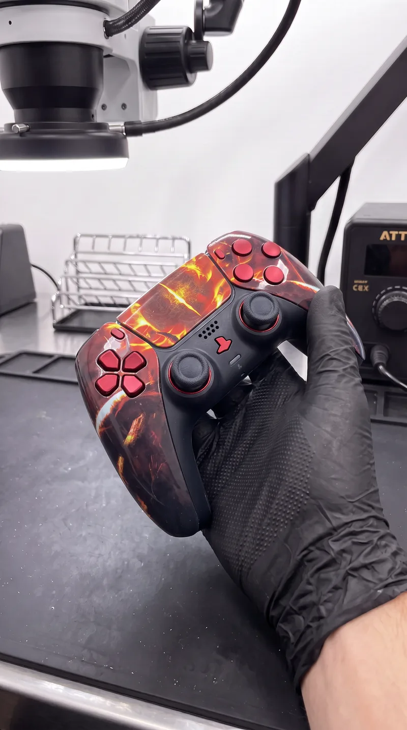 Custom-PS5-Controller mit Feuer-Design