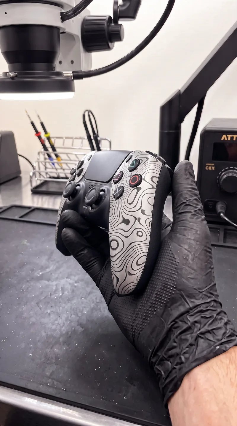 Custom-PS5-Edge-Controller mit Topografie-Design